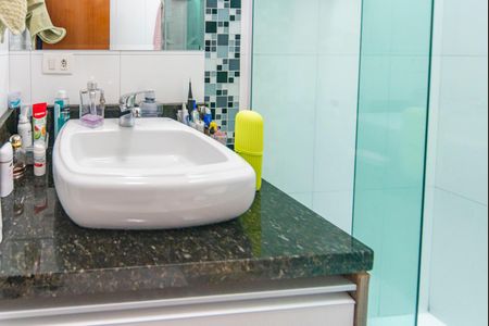 Casa à venda com 254m², 3 quartos e 4 vagasBanheiro do Quarto 2