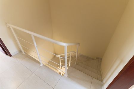 Casa à venda com 200m², 3 quartos e 2 vagasEscada