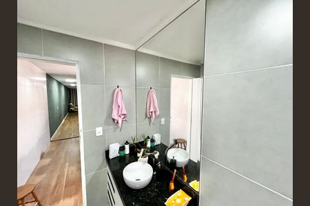 Casa à venda com 130m², 4 quartos e 2 vagasBanheiro