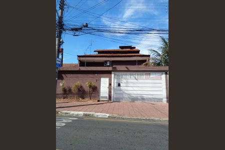 Casa para alugar com 400m², 4 quartos e 6 vagasFachada