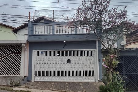 Casa à venda com 120m², 3 quartos e 2 vagas Casa à venda com 120m², 3 quartos e 2 vagasFachada