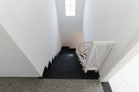 Casa à venda com 120m², 3 quartos e 2 vagas Casa à venda com 120m², 3 quartos e 2 vagasEscada