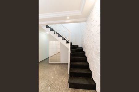 Casa à venda com 120m², 3 quartos e 2 vagas Casa à venda com 120m², 3 quartos e 2 vagasEscada