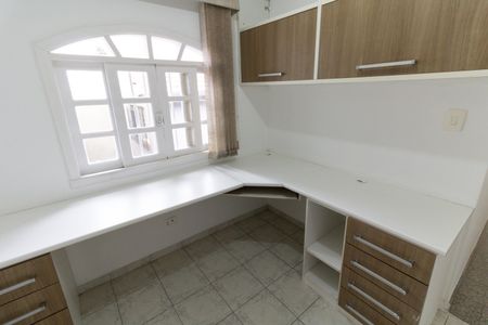 Casa à venda com 120m², 3 quartos e 2 vagas Casa à venda com 120m², 3 quartos e 2 vagasEscritório