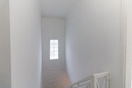 Casa à venda com 120m², 3 quartos e 2 vagas Casa à venda com 120m², 3 quartos e 2 vagasEscada