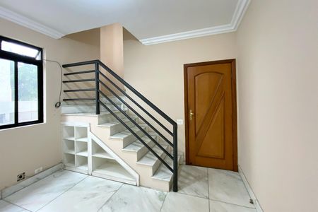 Apartamento à venda com 160m², 4 quartos e 2 vagas Apartamento à venda com 160m², 4 quartos e 2 vagasEscadas