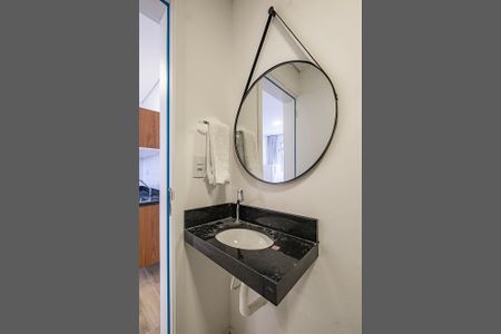 Banheiro de apartamento para alugar com 1 quarto, 22m² em Pinheiros, São Paulo