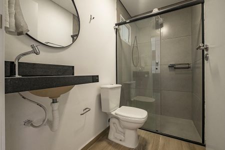 Banheiro de apartamento para alugar com 1 quarto, 22m² em Pinheiros, São Paulo