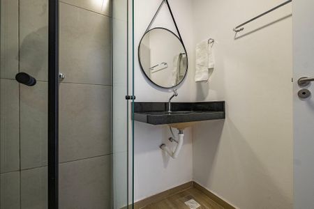 Banheiro de kitnet/studio para alugar com 1 quarto, 22m² em Pinheiros, São Paulo