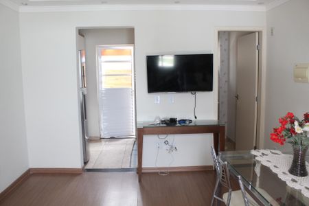 Sala de casa de condomínio para alugar com 2 quartos, 50m² em Chácara Tropical (caucaia do Alto), Cotia