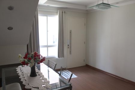 Sala de casa de condomínio para alugar com 2 quartos, 50m² em Chácara Tropical (caucaia do Alto), Cotia