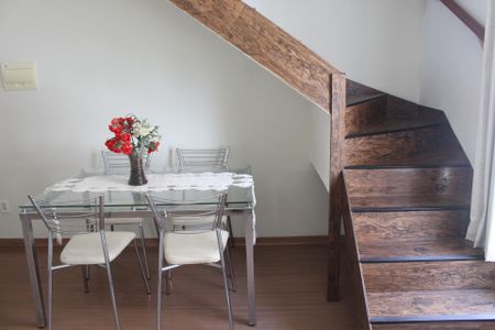 Sala de casa de condomínio para alugar com 2 quartos, 50m² em Chácara Tropical (caucaia do Alto), Cotia