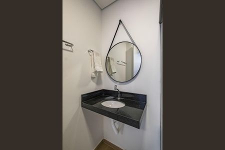 Banheiro de kitnet/studio para alugar com 1 quarto, 22m² em Pinheiros, São Paulo