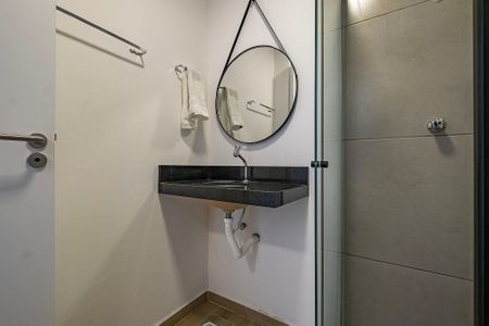 Banheiro de kitnet/studio para alugar com 1 quarto, 22m² em Pinheiros, São Paulo