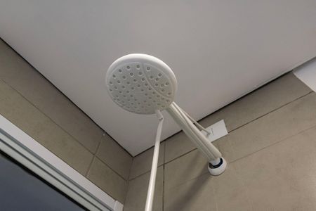 Banheiro de kitnet/studio para alugar com 1 quarto, 22m² em Pinheiros, São Paulo