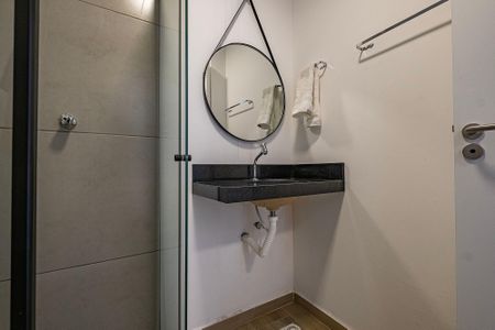 Banheiro de kitnet/studio para alugar com 1 quarto, 22m² em Pinheiros, São Paulo