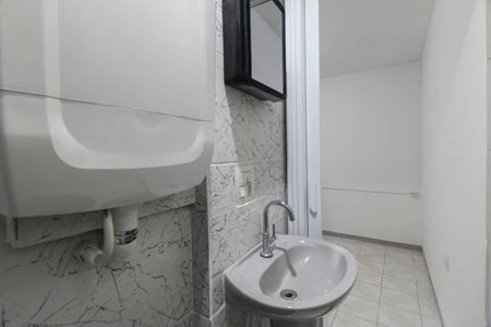 Banheiro de kitnet/studio para alugar com 1 quarto, 22m² em Vila Antonieta, São Paulo