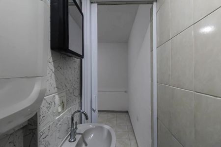 Banheiro de kitnet/studio para alugar com 1 quarto, 22m² em Vila Antonieta, São Paulo