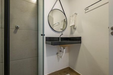 Banheiro de kitnet/studio para alugar com 1 quarto, 22m² em Pinheiros, São Paulo