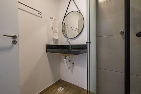 Banheiro de kitnet/studio para alugar com 1 quarto, 22m² em Pinheiros, São Paulo