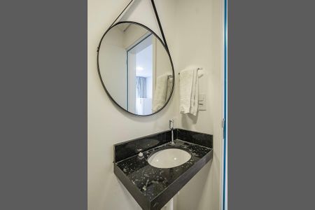 Banheiro de apartamento para alugar com 1 quarto, 25m² em Pinheiros, São Paulo