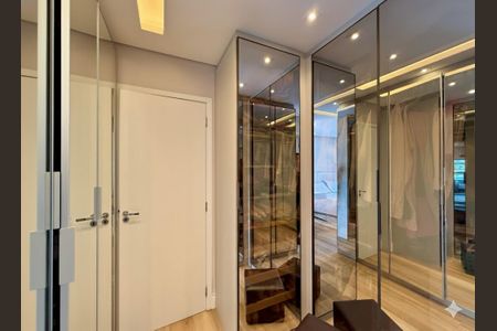 Apartamento à venda com 132m², 3 quartos e 3 vagas Apartamento à venda com 132m², 3 quartos e 3 vagasCloset Suíte 1