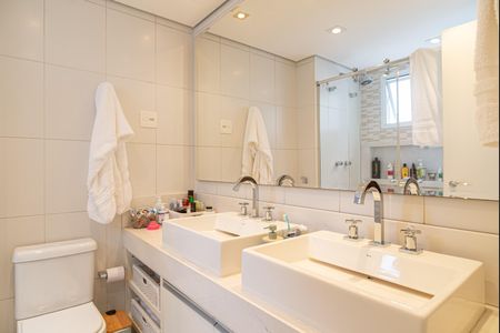 Apartamento à venda com 136m², 3 quartos e 2 vagas Apartamento à venda com 136m², 3 quartos e 2 vagasBanheiro da Suíte