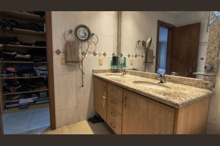 Casa de condomínio à venda com 350m², 4 quartos e 4 vagas Casa de condomínio à venda com 350m², 4 quartos e 4 vagasBanheiro da Suíte 1