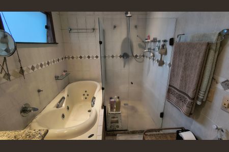 Casa de condomínio à venda com 350m², 4 quartos e 4 vagas Casa de condomínio à venda com 350m², 4 quartos e 4 vagasBanheiro da Suíte 1