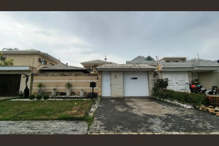 Casa de condomínio à venda com 350m², 4 quartos e 4 vagas Casa de condomínio à venda com 350m², 4 quartos e 4 vagasFachada da Casa