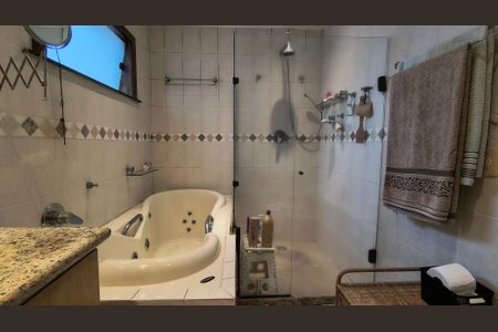 Casa de condomínio à venda com 350m², 4 quartos e 4 vagas Casa de condomínio à venda com 350m², 4 quartos e 4 vagasBanheiro da Suíte 1