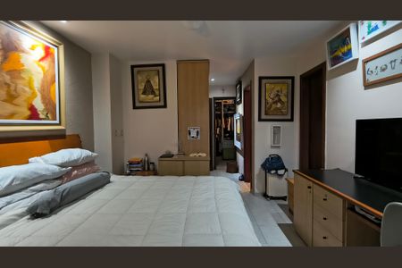 Casa de condomínio à venda com 350m², 4 quartos e 4 vagas Casa de condomínio à venda com 350m², 4 quartos e 4 vagasSuíte 1