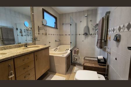 Casa de condomínio à venda com 350m², 4 quartos e 4 vagas Casa de condomínio à venda com 350m², 4 quartos e 4 vagasBanheiro da Suíte 1