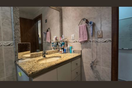 Casa de condomínio à venda com 350m², 4 quartos e 4 vagas Casa de condomínio à venda com 350m², 4 quartos e 4 vagasBanheiro da Suíte 2