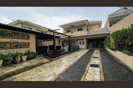 Casa de condomínio à venda com 350m², 4 quartos e 4 vagas Casa de condomínio à venda com 350m², 4 quartos e 4 vagasQuintal