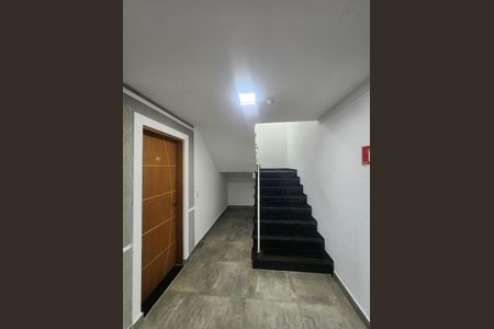 Apartamento para alugar com 38m², 2 quartos e sem vaga Apartamento para alugar com 38m², 2 quartos e sem vagaEscada
