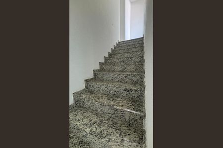 Apartamento à venda com 100m², 2 quartos e 1 vagaEscada