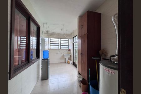 Casa de condomínio à venda com 767m², 5 quartos e 4 vagas Casa de condomínio à venda com 767m², 5 quartos e 4 vagasÁrea de Serviço