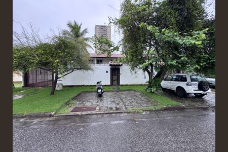 Casa de condomínio à venda com 767m², 5 quartos e 4 vagas Casa de condomínio à venda com 767m², 5 quartos e 4 vagasFachada