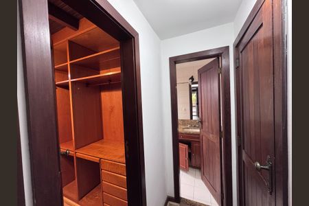 Casa de condomínio à venda com 767m², 5 quartos e 4 vagas Casa de condomínio à venda com 767m², 5 quartos e 4 vagasSuíte 3 - Closet