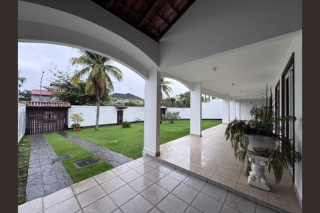 Casa de condomínio à venda com 767m², 5 quartos e 4 vagas Casa de condomínio à venda com 767m², 5 quartos e 4 vagasÁrea externa