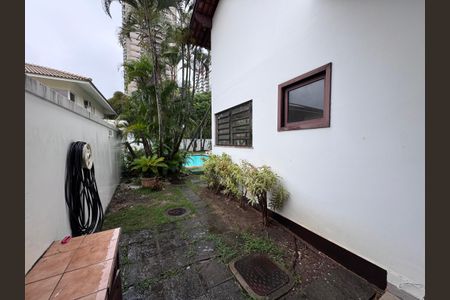 Casa de condomínio à venda com 767m², 5 quartos e 4 vagas Casa de condomínio à venda com 767m², 5 quartos e 4 vagasÁrea externa