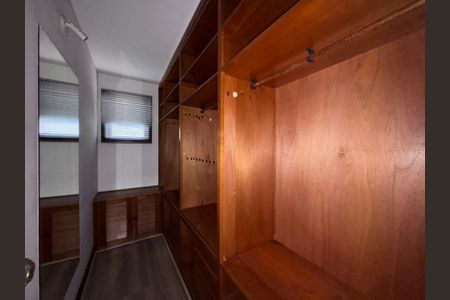 Casa de condomínio à venda com 767m², 5 quartos e 4 vagas Casa de condomínio à venda com 767m², 5 quartos e 4 vagasSuíte 2 - Closet