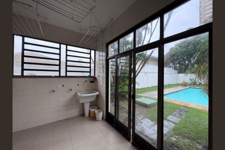 Casa de condomínio à venda com 767m², 5 quartos e 4 vagas Casa de condomínio à venda com 767m², 5 quartos e 4 vagasÁrea de Serviço