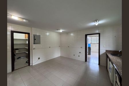 Casa de condomínio à venda com 767m², 5 quartos e 4 vagas Casa de condomínio à venda com 767m², 5 quartos e 4 vagasÁrea de Serviço