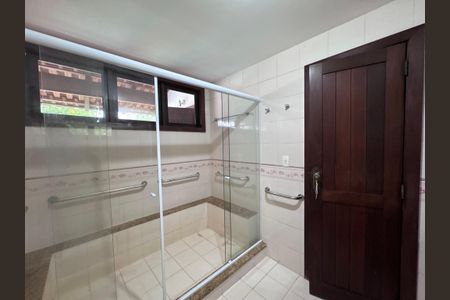 Casa de condomínio à venda com 767m², 5 quartos e 4 vagas Casa de condomínio à venda com 767m², 5 quartos e 4 vagasSuíte 1 - Banheiro