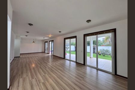 Casa de condomínio à venda com 767m², 5 quartos e 4 vagas Casa de condomínio à venda com 767m², 5 quartos e 4 vagasSala