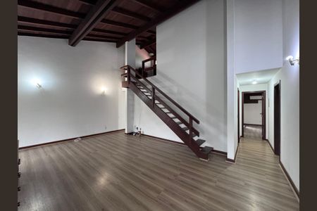 Casa de condomínio à venda com 767m², 5 quartos e 4 vagas Casa de condomínio à venda com 767m², 5 quartos e 4 vagasSala - Segundo andar