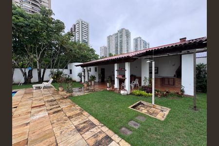 Casa de condomínio à venda com 767m², 5 quartos e 4 vagas Casa de condomínio à venda com 767m², 5 quartos e 4 vagasÁrea externa