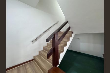 Casa de condomínio à venda com 767m², 5 quartos e 4 vagas Casa de condomínio à venda com 767m², 5 quartos e 4 vagasEscada